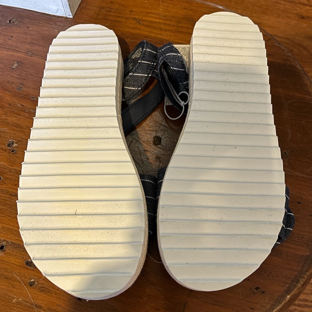 Toddler girls size 13 Old Navy Chambray stripe sandals - Picture 4 of 7